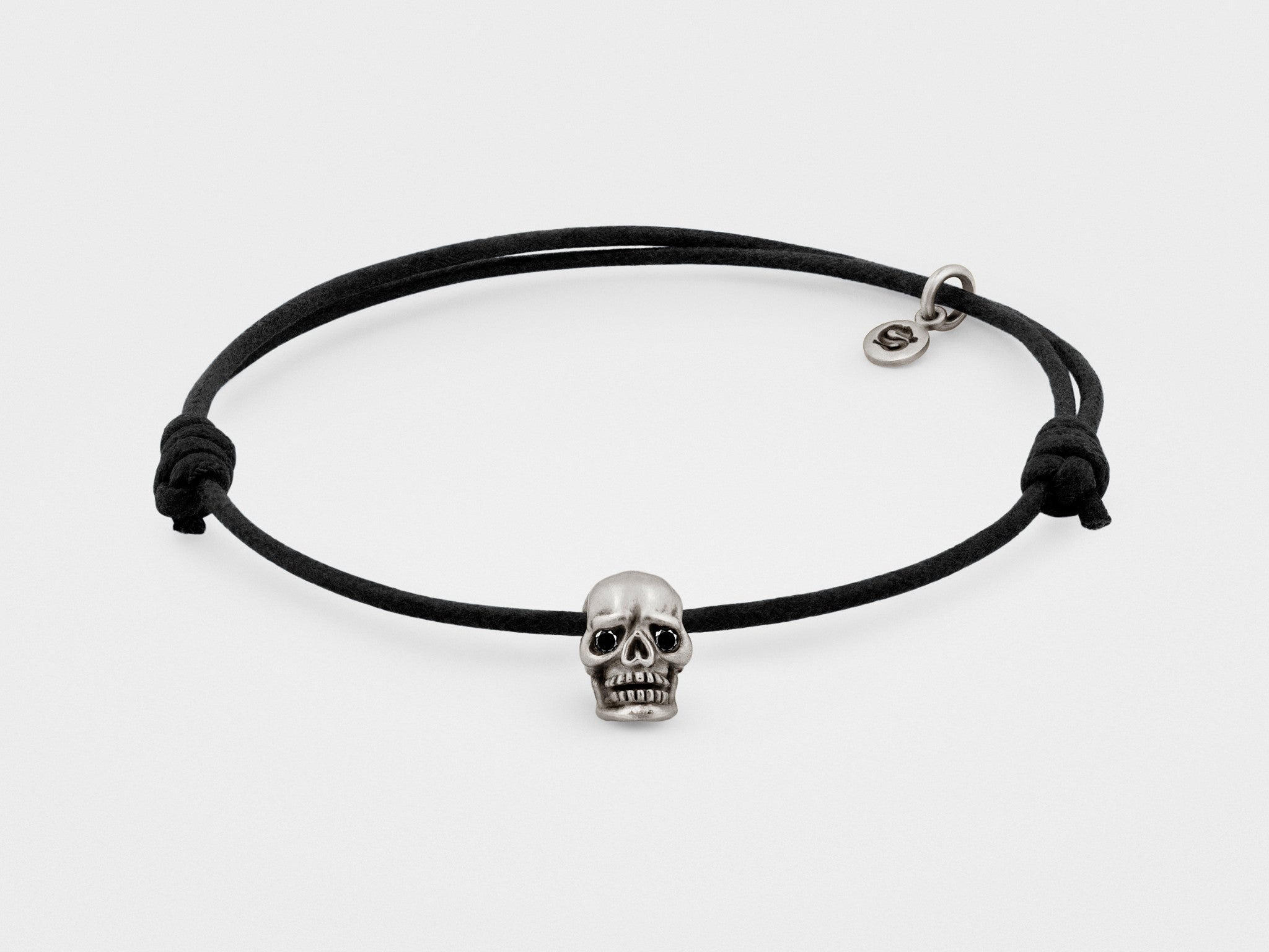 Pulsera de calavera en plata oscura con ojos negros transparentes