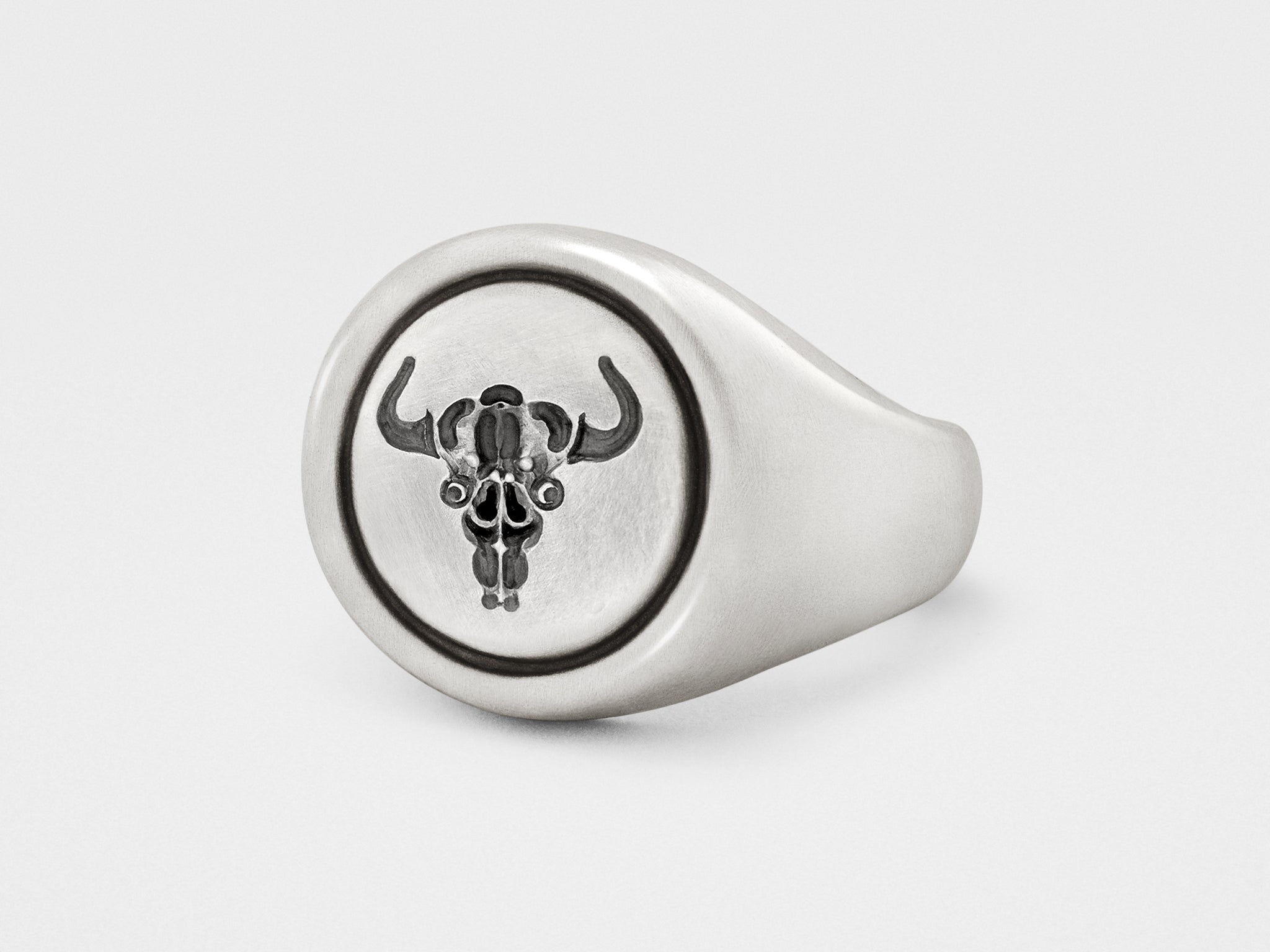 Anillo de sello con motivo de calavera de toro en plata