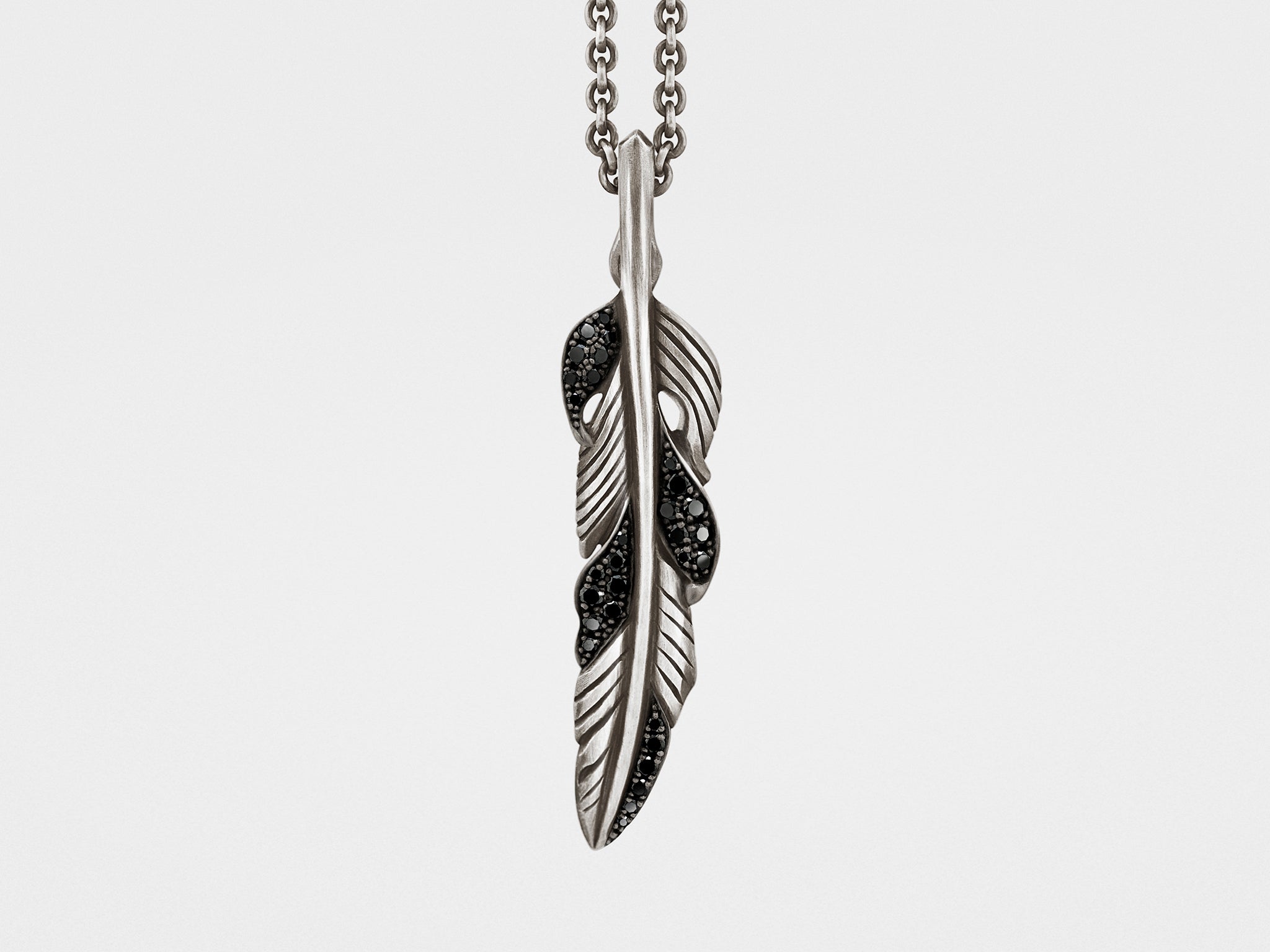 Colgante de pluma con cristal negro en plata