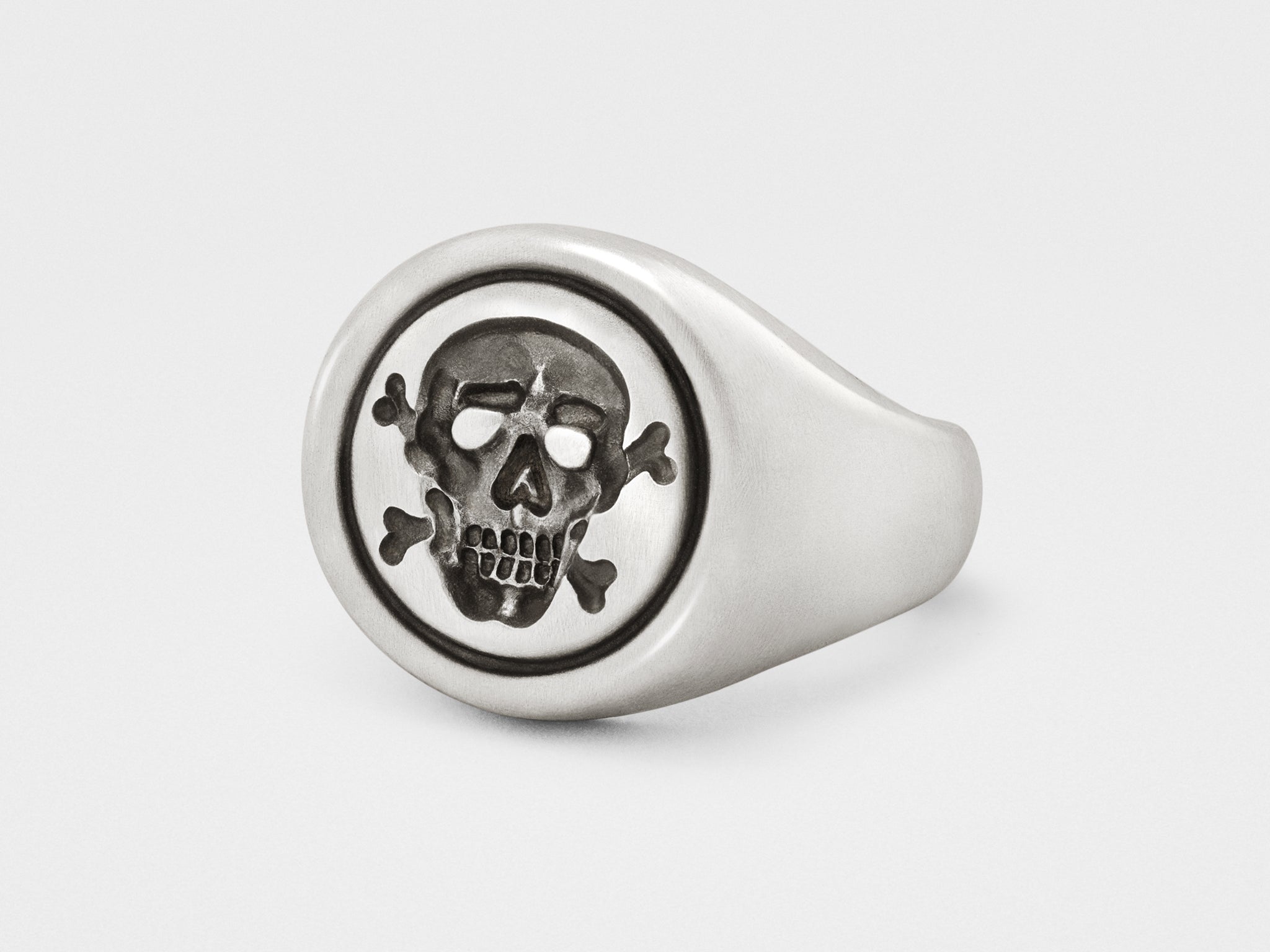 Anillo de sello Jolly Roger con calavera en plata