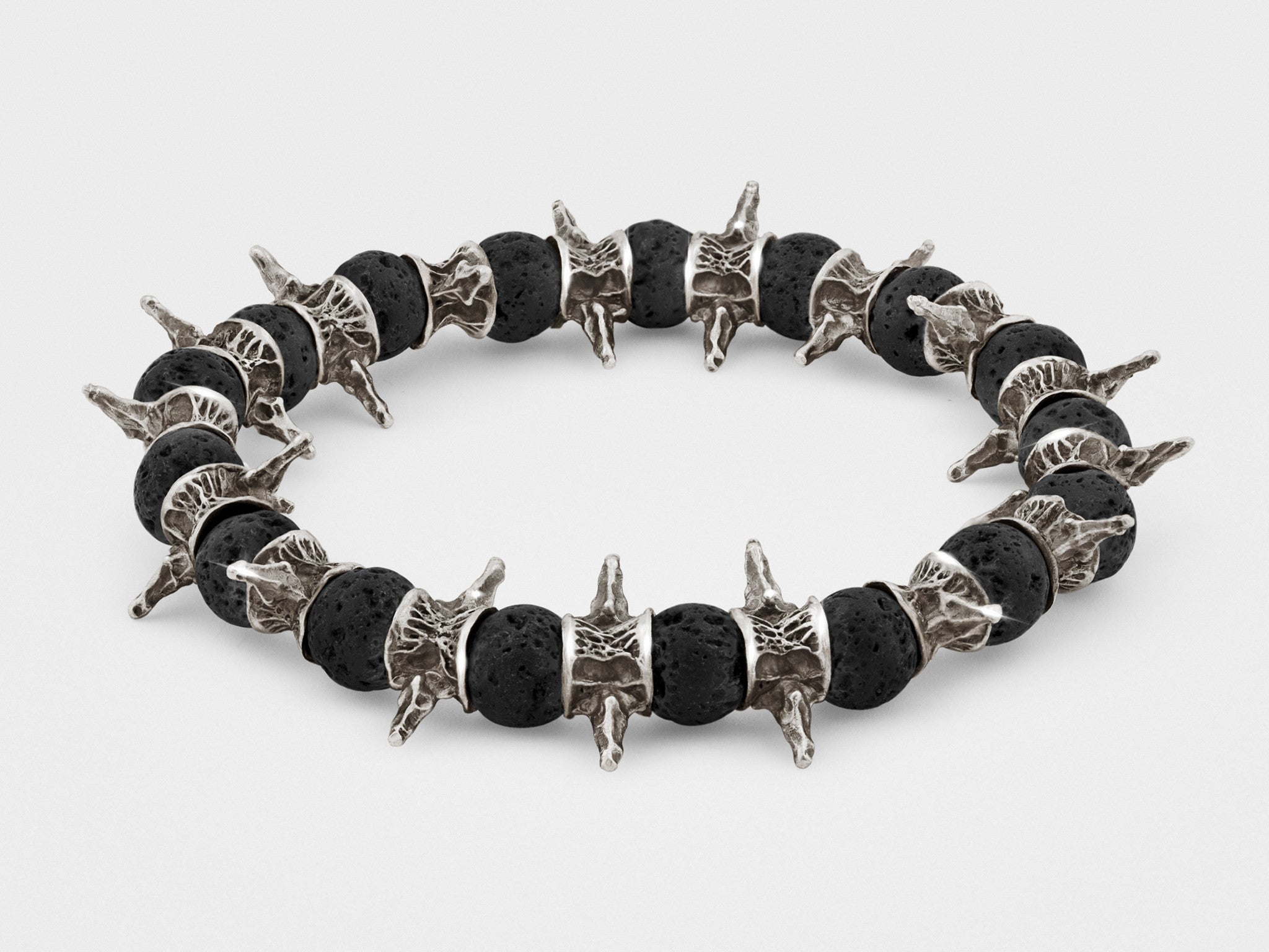 Pulsera de púas en plata oscura con cuentas de lava