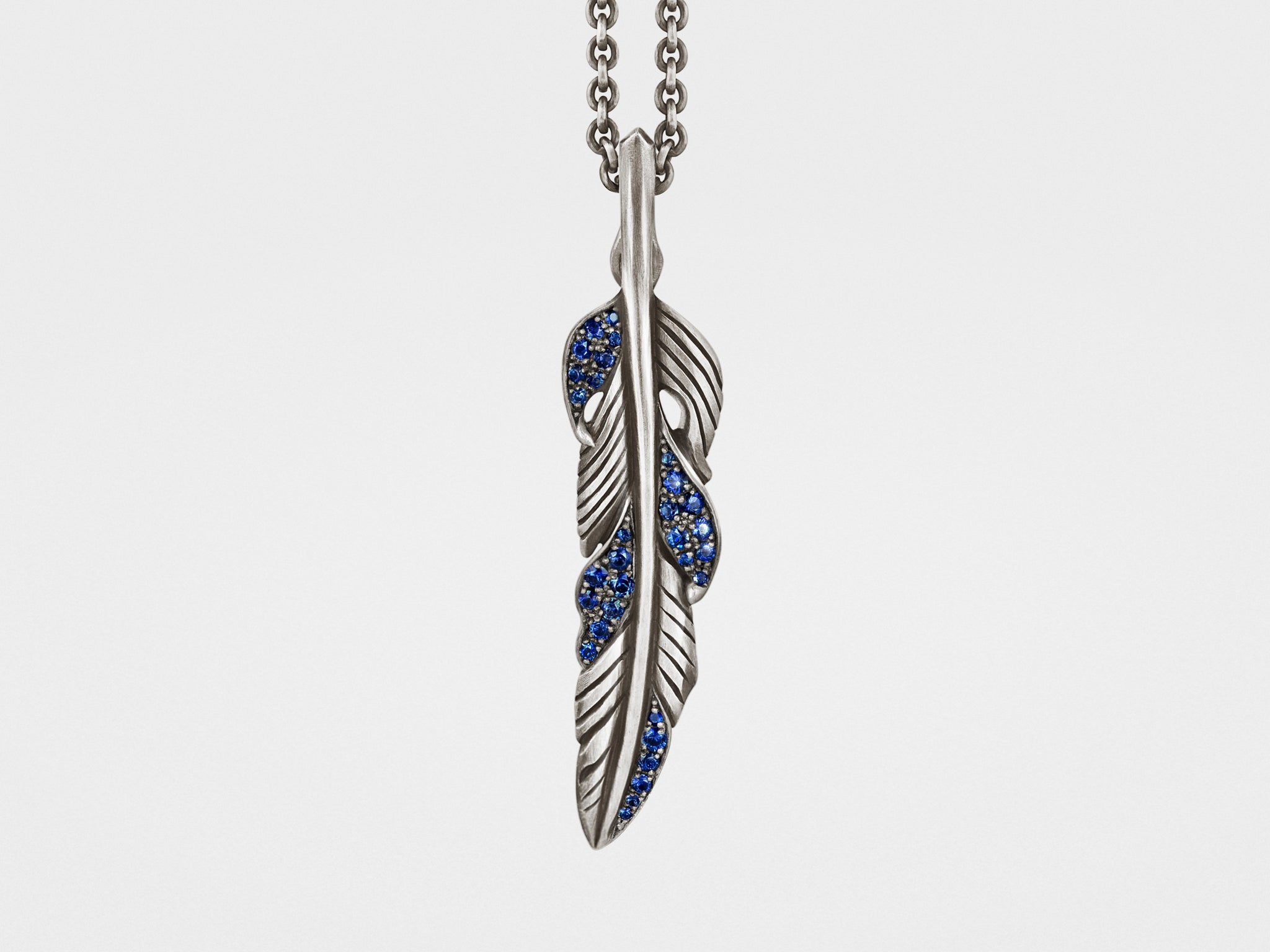 Colgante de pluma con cristal azul en plata