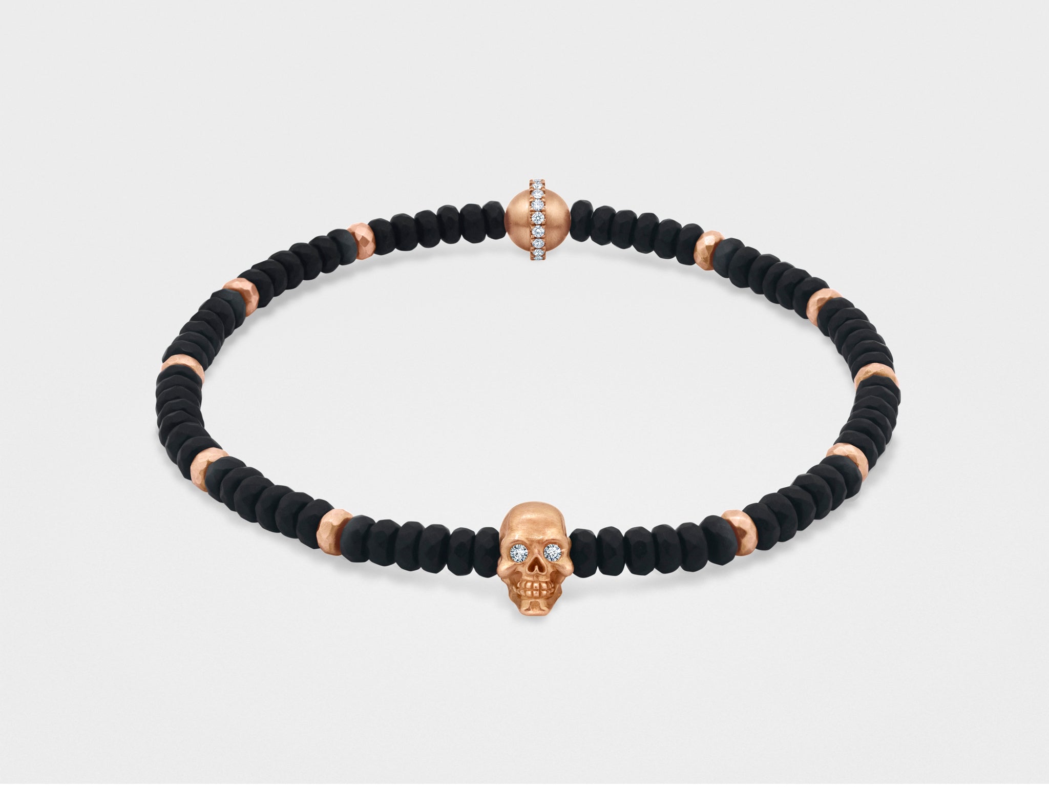 Pulsera de calavera en oro con cuentas facetadas negras y cuentas doradas