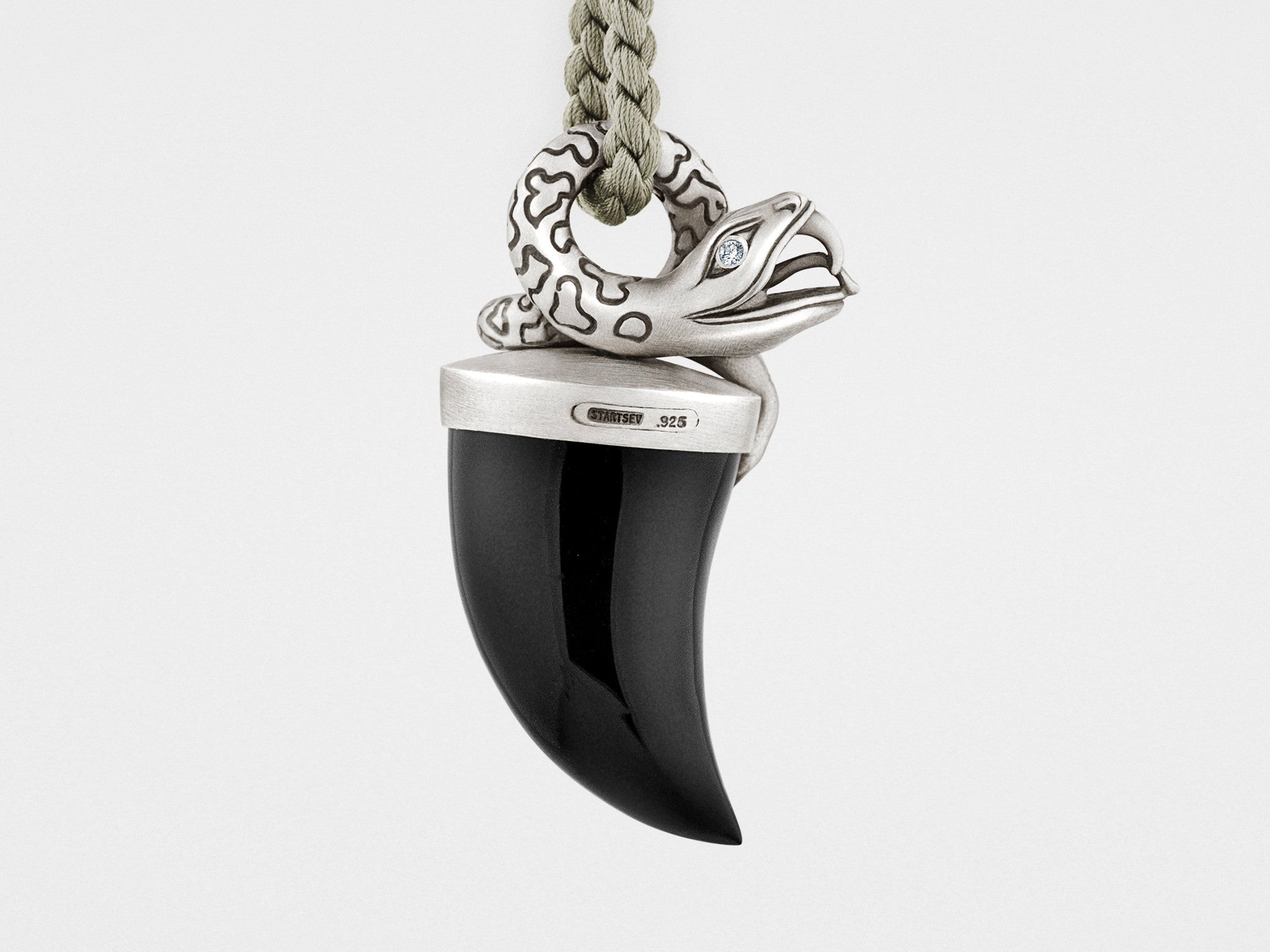 Collar con colgante de serpiente y colmillo negro en plata