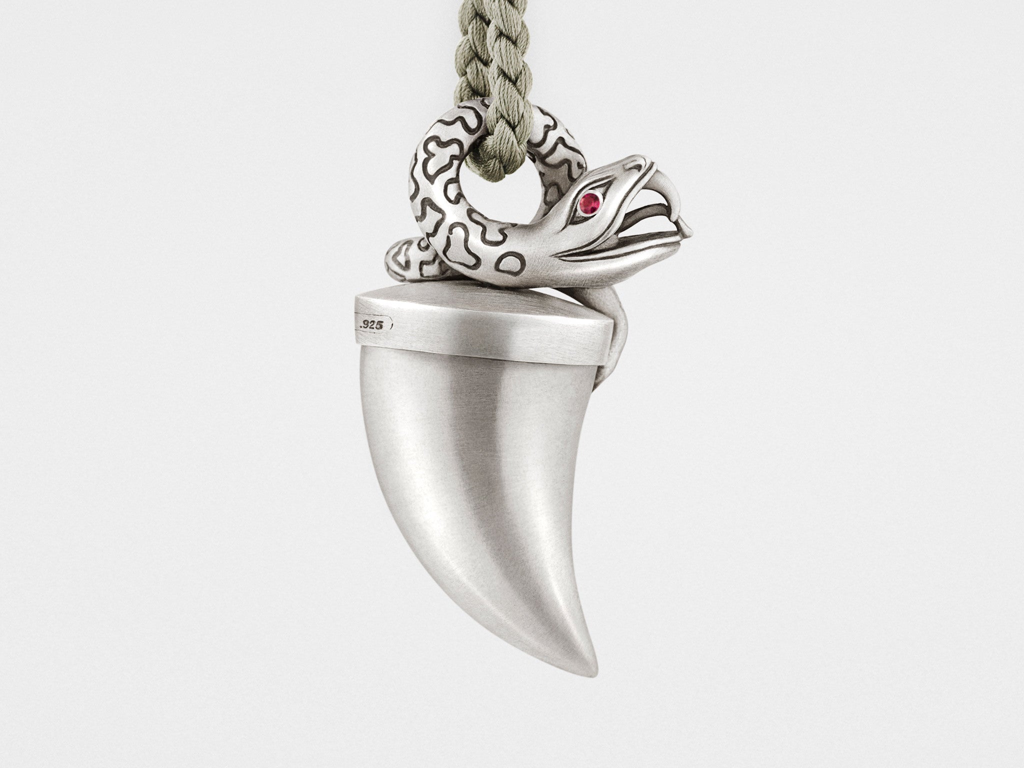 Collar con colgante de serpiente, medallón de colmillo y ojos rojos en plata