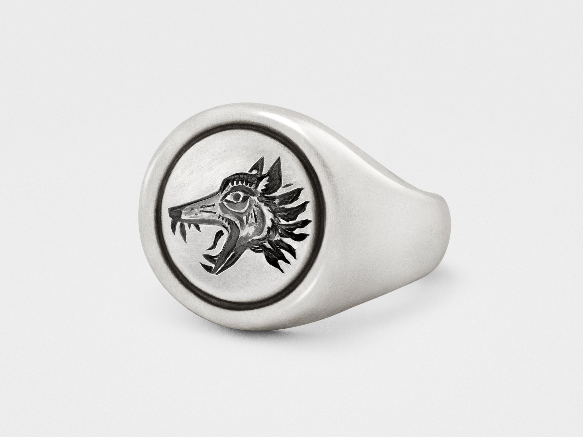 Anillo de sello de lobo en plata