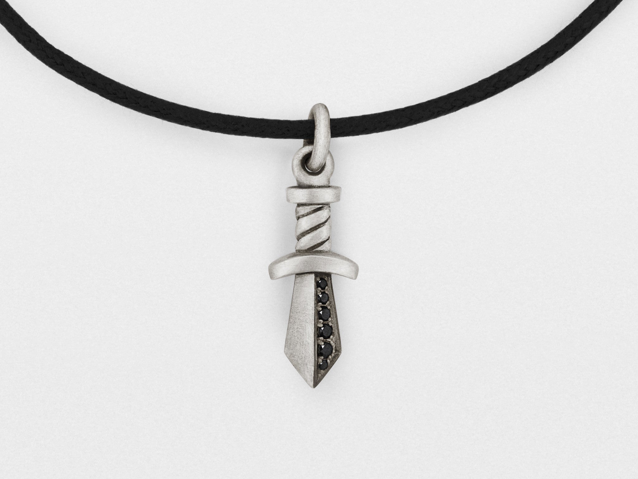 Pulsera de plata con dije de espada de gladiador y cristal negro