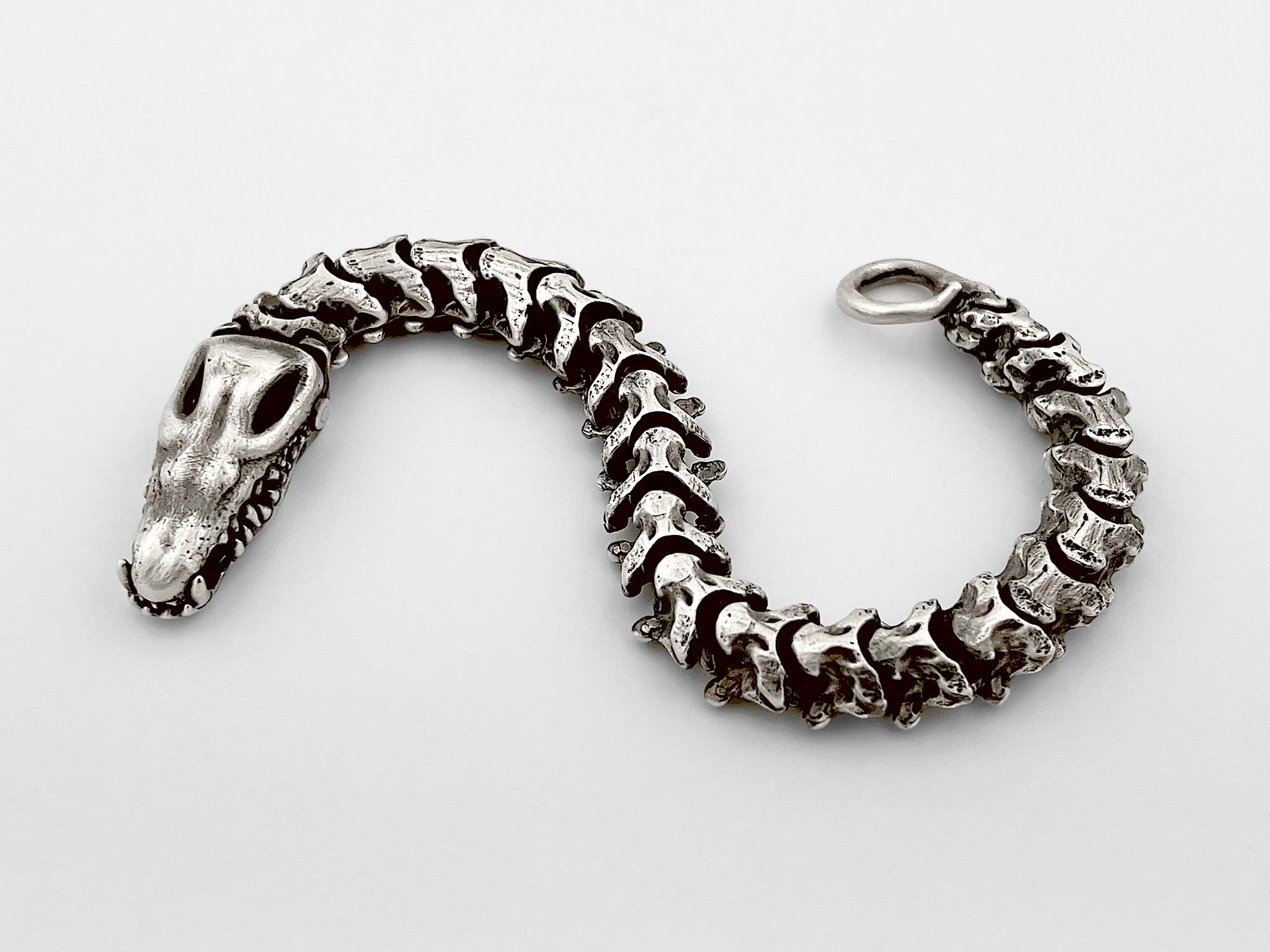 Pulsera grande de huesos de serpiente en plata