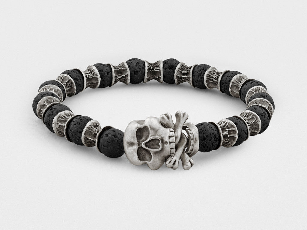 Pulsera de plata con cuentas de lava, calavera y huesos