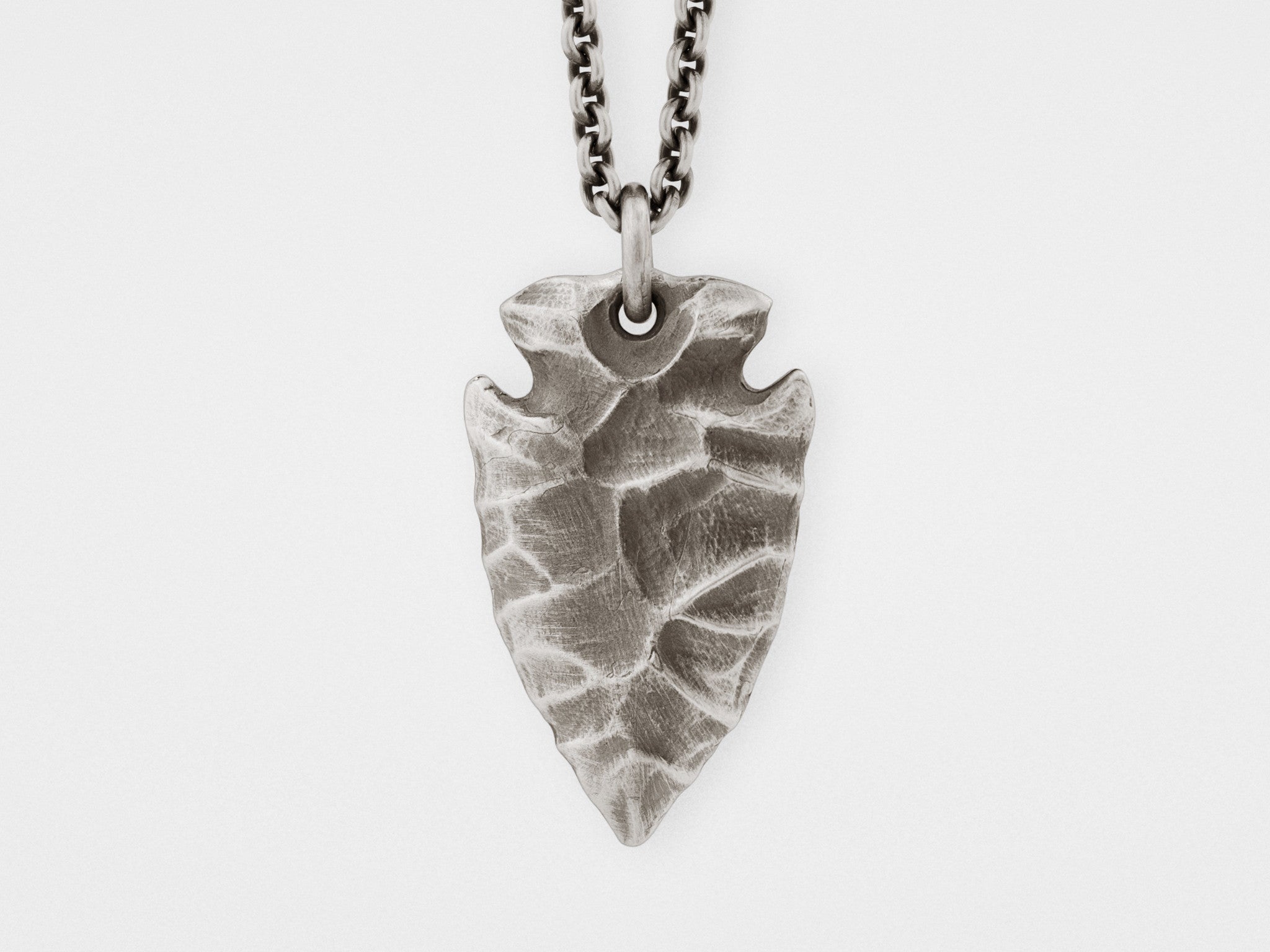 Colgante de punta de flecha en plata